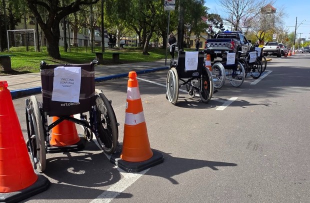 Blitz educativa sobre o respeito às vagas destinadas a pessoas com deficiência.